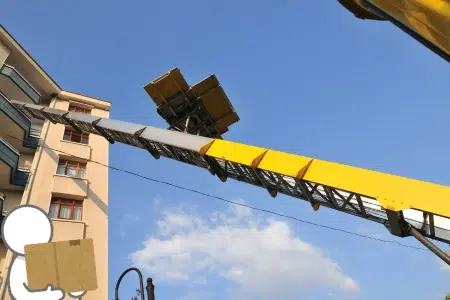 Elevatore per trasloco in azione ai piani altri di edificio a Roma