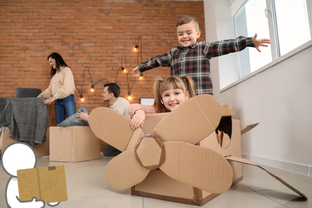 Bambini che giocano durante il trasloco